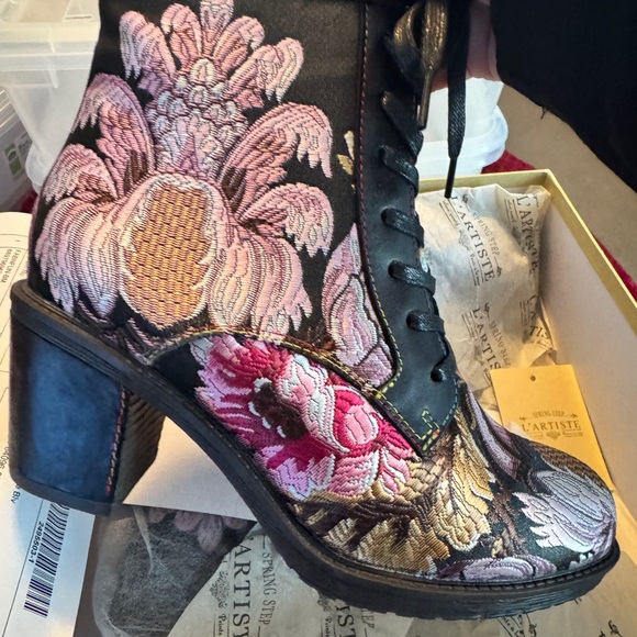 L'artiste Shoes - L’Artiste New in Box Elegant Floral Lace-Up Boots - Black and Pink Brocade Sz 8